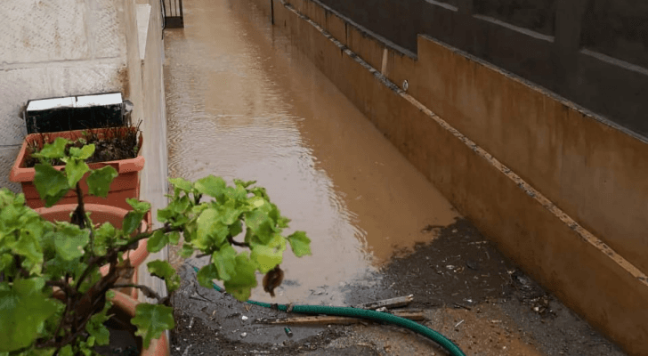 مياه الامطار داهمت المنازل خلال المنخفض الاخير