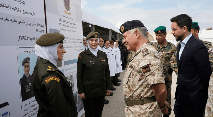 الملك يرافقه ولي العهد يطلع على أبرز إنجازات المرأة الأردنية في القوات المسلحة