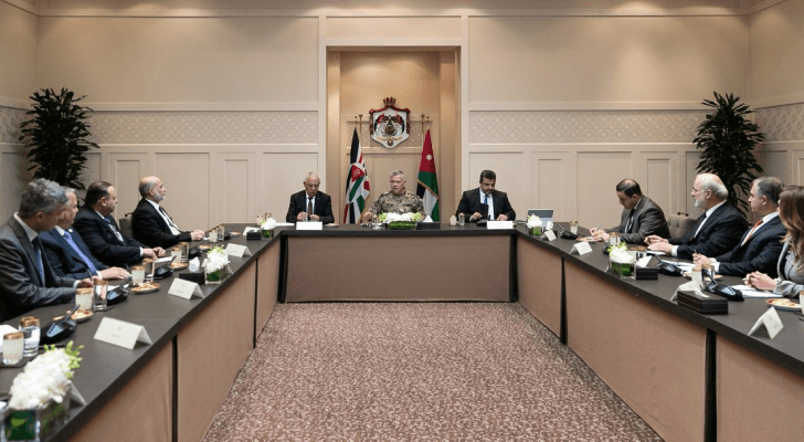 جلالة الملك عبدالله الثاني خلال لقائه سياسيين وإعلاميين