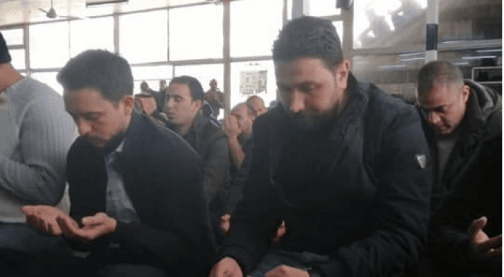ولي العهد يؤدي صلاة الجمعة في مسجد أبو درويش