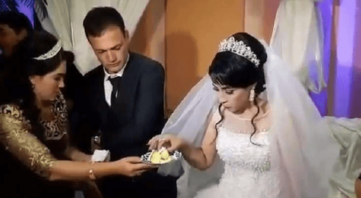 عريس يصفع عروسه خلال حفلة زفافهما