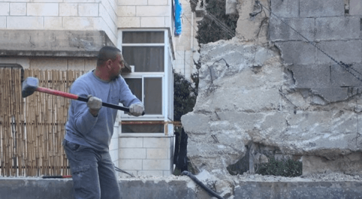 اضطرت اليوم لتنفيذ قرار الهدم تفاديا لدفع غرامات مالية و