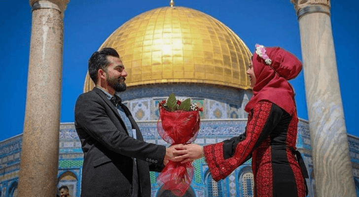 شاب وفتاة يعقدان قرانهما في المسجد الأقصى المبارك