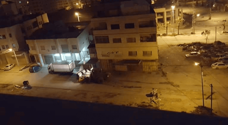 لحظة تحطيم جرافة الاحتلال للمركبة التي استقلها الشهيدان