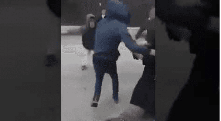 مستوطنون يعتدون بوحشية على سيدة وابنها في الخليل