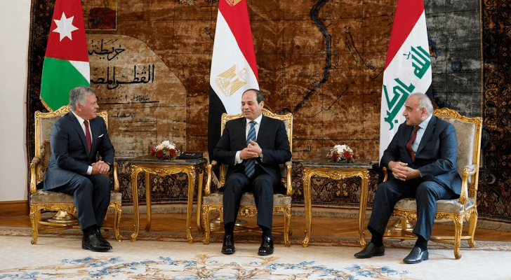 صورة للزعماء المشاركين في القمة الثلاثية