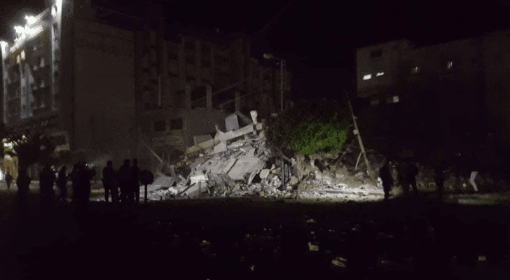 طيران الاحتلال الحربي يدمر مبنى الملتزم بعد قصفه