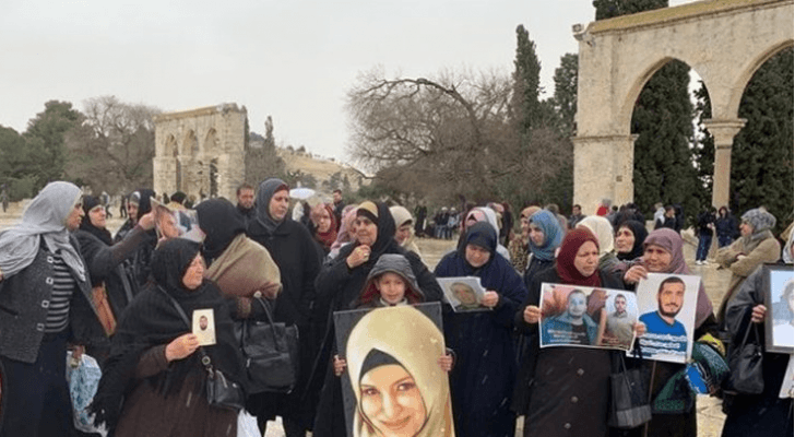 نظم أهالي الأسرى وقفة داعمة للاسرى في سجون الاحتلال في ساحة المسجد الأقصى المبارك