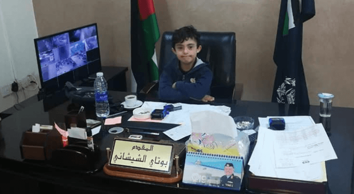 الأمن أجلس الطفل على مقعد مدير المركز