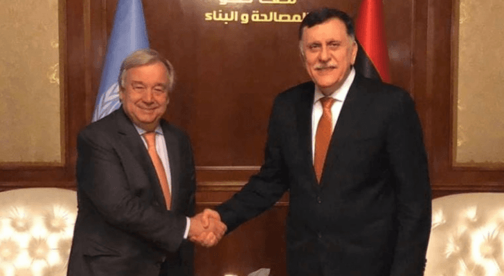 الأمين العام للأمم المتحدة أنطونيو جوتيريش (إلى اليسار) يصافح فايز السراج رئيس الوزراء الليبي