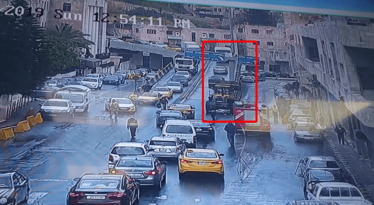 وجود شاخصة مرورية ايلة للسقوط على مدخل جسر وادي الحدادة من جهة مجمع العبدلي سابقا