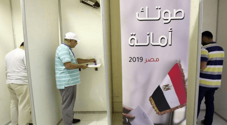 المصريون يدلون بأصواتهم