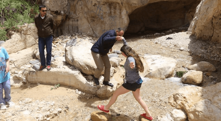 رئيس بلدية الكرك يساعد سياح من الاحتلال