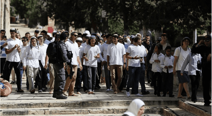 قطعان من المستوطنين يقتحمون باحات المسجد الاقصى