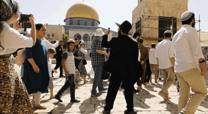 المستوطنون يقتحمون باحات المسجد الاقصى