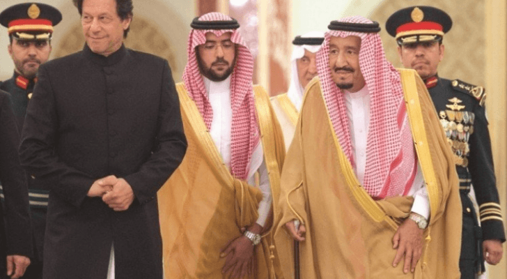 تصرفا يخالف البروتوكولات أثناء استقبال العاهل السعودي له