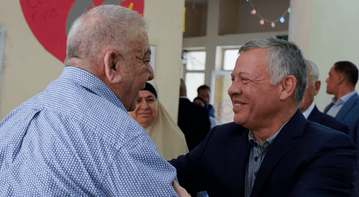 الملك يفاجئ المسنين في دار الضيافة بجمعية الأسرة البيضاء بالجويدة للاطمئنان على أحوالهم