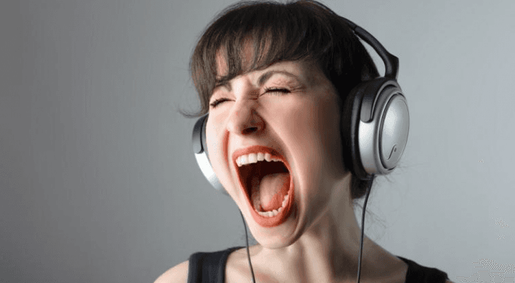 هنالك صلة قوية بين ضعف السمع الخفيف، عندما تكون أصغر سنا، وبداية الخرف عندما تكبر