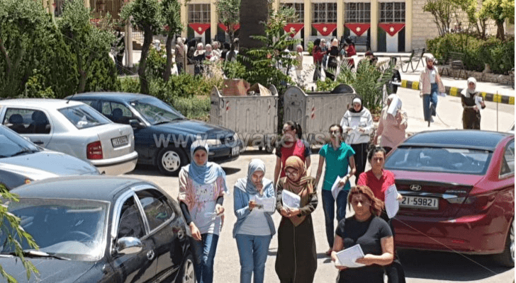 لحظة خروج الطلبلة من أحد الامتحان