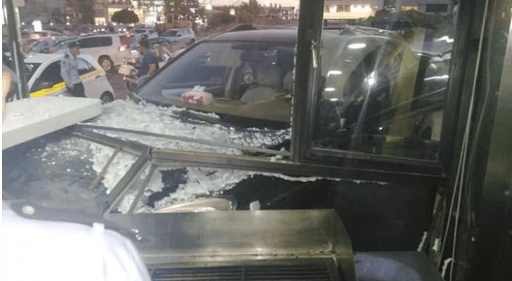 مركبة تصطدم بواجهة زجاجية لأحد المطاعم في خلدا