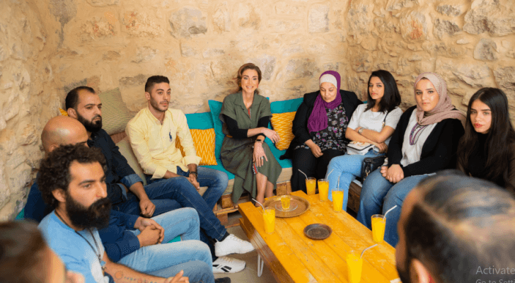 الملكة رانيا تزور مكتبة "كون" في مادبا وتلتقي مجموعة من الشباب
