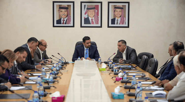 النقل النيابية توصي بإعادة النظر بالتصاريح المؤقتة للباصات