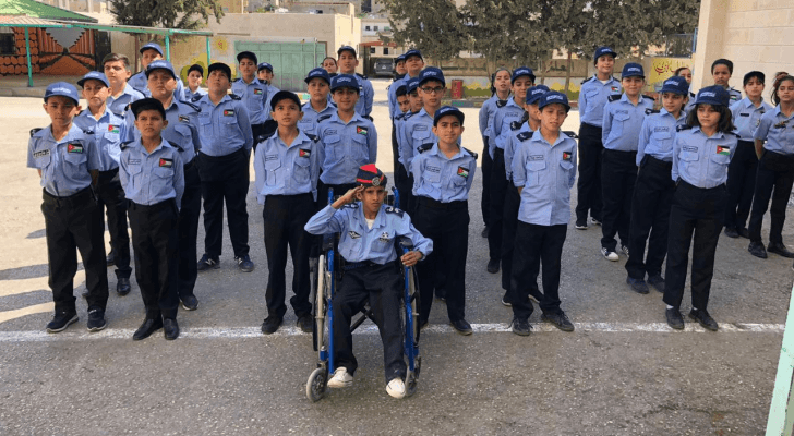الأمن يحقق أمنية لطفل يعاني من إعاقة حركية