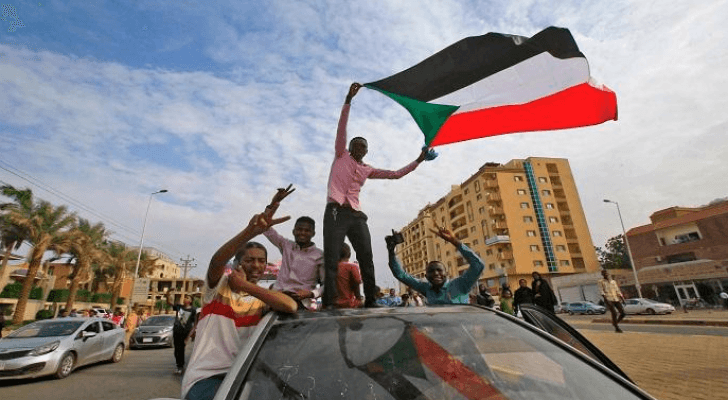 العسكر وقادة الاحتجاج في السودان يوقعون الإعلان الدستوري بالاحرف الاولى