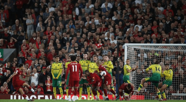 لحظة تنفيذ ليفربول للركلة الحرة