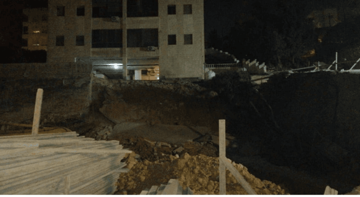 اخلاء عمارة من ساكنيها في ضاحية الرشيد بعد إنهيار جدار استنادي