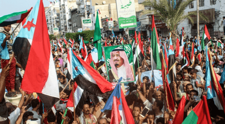 مسيرة في جنوب اليمن رفعت فيها أعلام الإمارات وصور العاهل السعودي الملك سلمان بن عبد العزيز في عدن