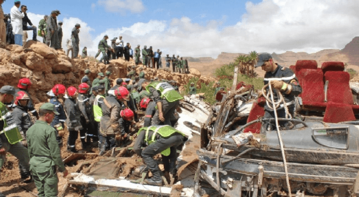 عناصر من الأمن يبحثون عن ناجيين في حطام حافلة جنوب المغرب