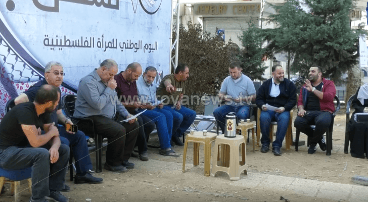 الأسرى المحررون في فلسطين ينفذون وقفة احتجاجية للمطالبة بصرف رواتبهم