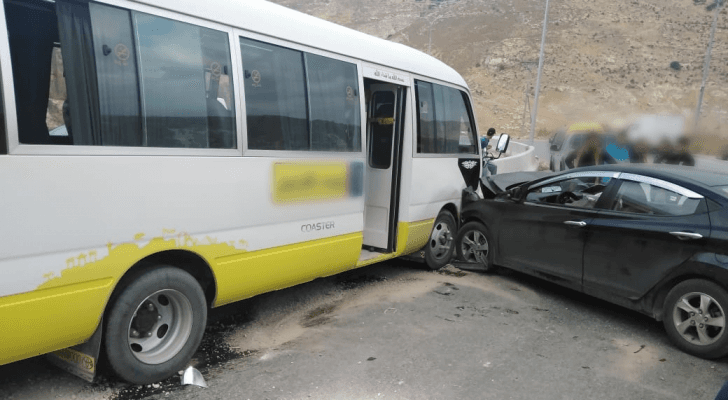 إصابة 16 شخصا بحادث تصادم حافلة ركاب ومركبة في إربد