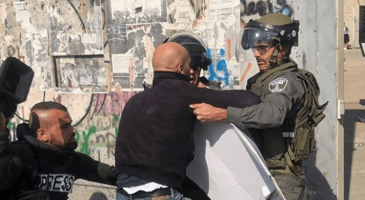 جانب من اعتداء جنود الاحتلال على الصحفيين