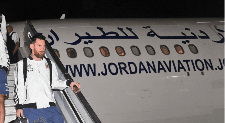 ميسي برفقة منتخب بلاده يصلون إلى تل آبيب على متن طائرة أردنية