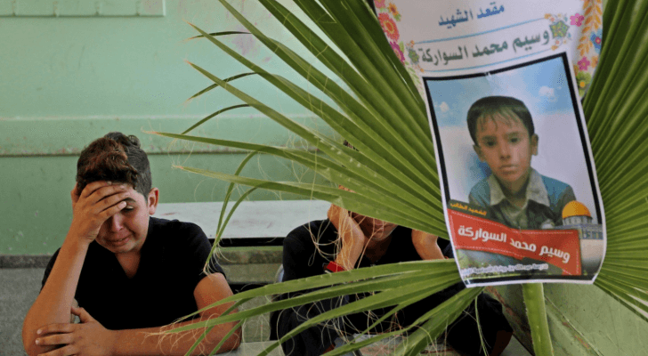 طفل فلسطيني يبكي زميله بالمدرسة الذي قضى بقصف الاحتلال عائلة السواركة
