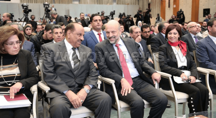 رئيس الوزراء عمر الرزاز خلال مؤتمر صحفي