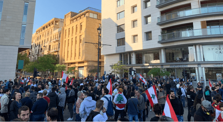 المحتجون في لبنان يحاولون منع انعقاد جلسة للبرلمان