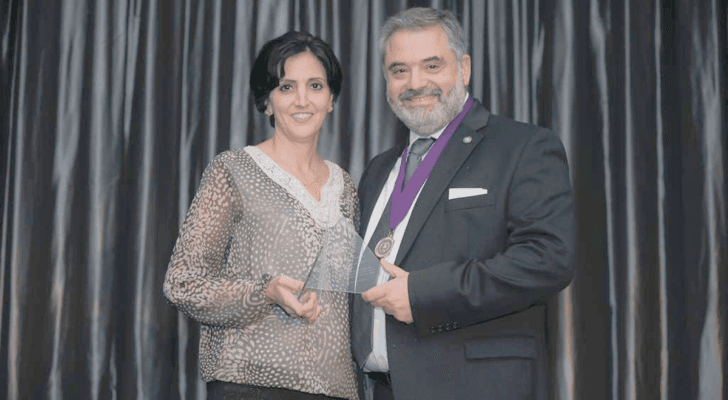 منح أول جائزة طب أسنان خارج أمريكا لطبيبة أردنية