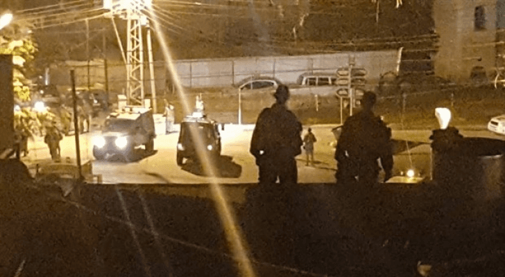 مستوطنون يهاجمون منازلا في الخليل