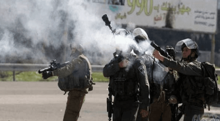 اصابات بالاختناق بغاز الاحتلال الاسرائيلي جنوب الخليل