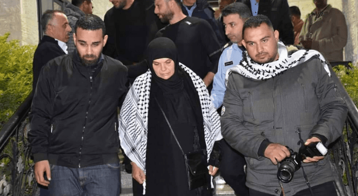 والدة الشهيد الاسير ابو دياك تصل الاراضي الفلسطينية قادمة من الاردن