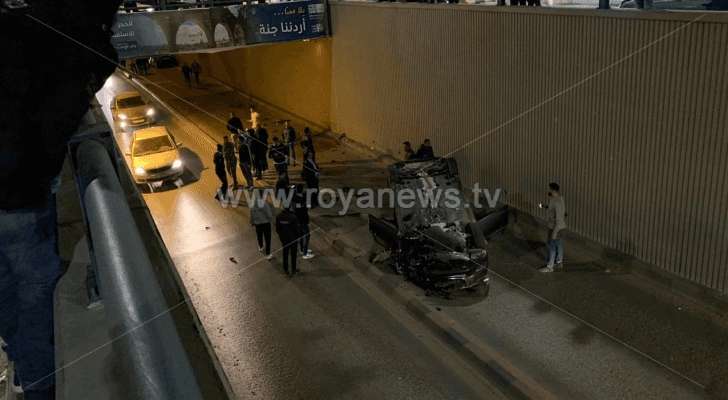 انقلاب سيارة بالقرب من الدوار الثالث في عمان