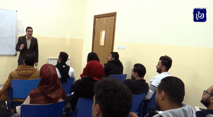 طلبة جامعيون بين مقاعد الدراسة وميدان العمل