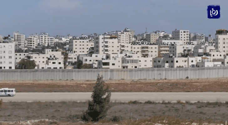 الاحتلال يواصل مخطط تهويد القدس وعزلها عن محيطها