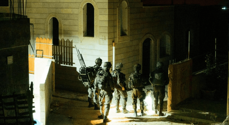 اقتحام جنود الاحتلال لأحد المنازل