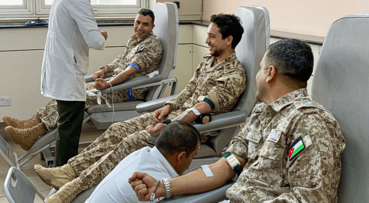 ولي العهد في المدينة الطبية برفقة أفراد من سلاح الجو الملكي