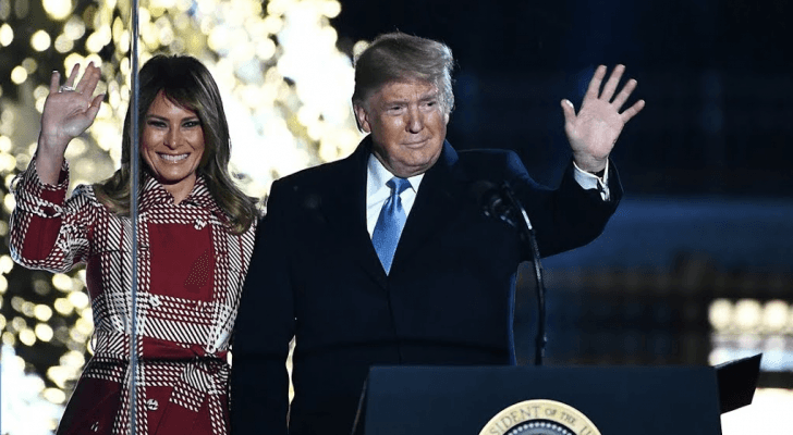 ترمب وزوجته ميلانيا يشاركان بإضاءة شجرة الميلاد في واشنطن