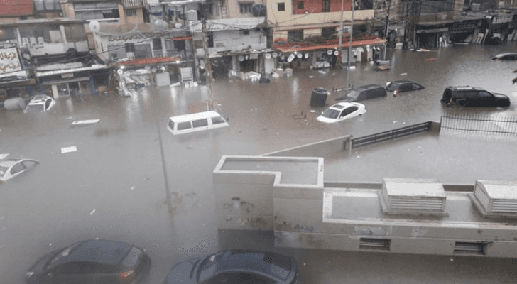الأمطار الغزيرة تحول الشوارع في لبنان إلى أنهار